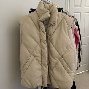Abercrombie & Fitch Oversized Faux Leather Puffer Vest | Crème
